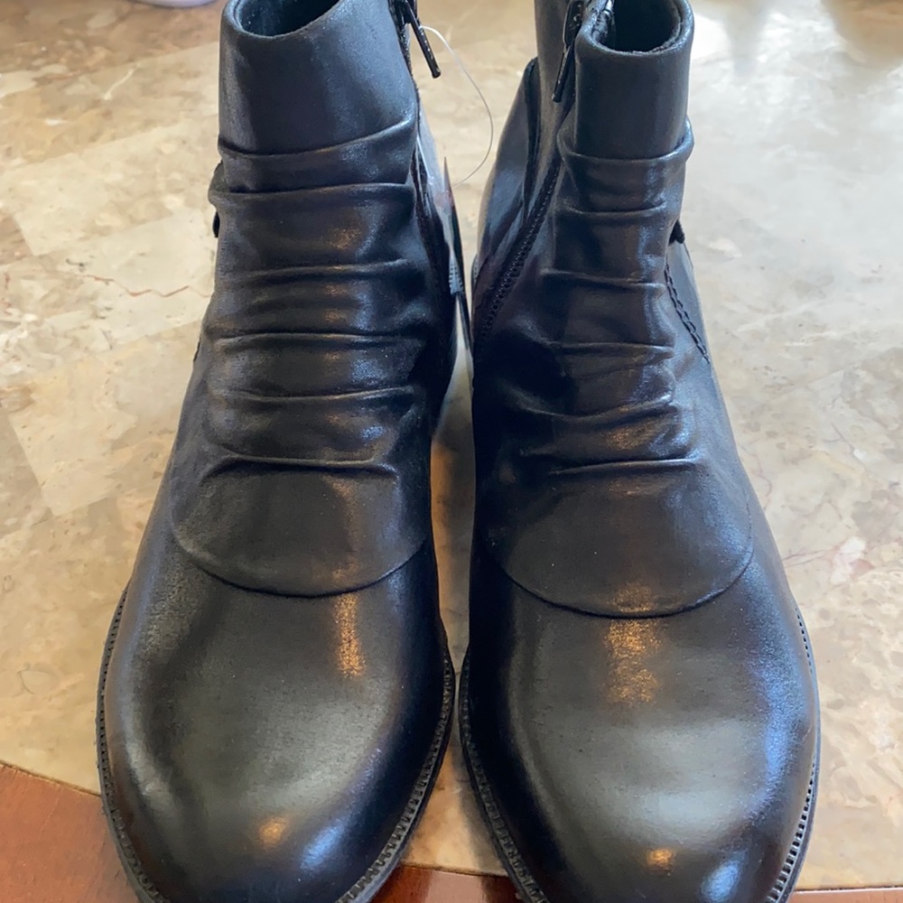 Yuu short boot in black.  Brand new!